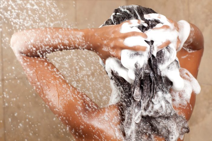 5 erreurs que l’on fait toutes quand on se lave les cheveux