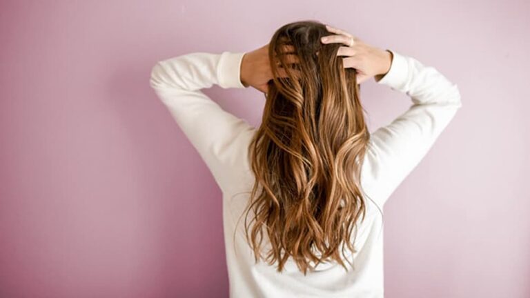 8 astuces naturelles pour réparer et prendre soin de ses cheveux