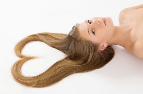 10 conseils naturels pour accélérer la pousse des cheveux