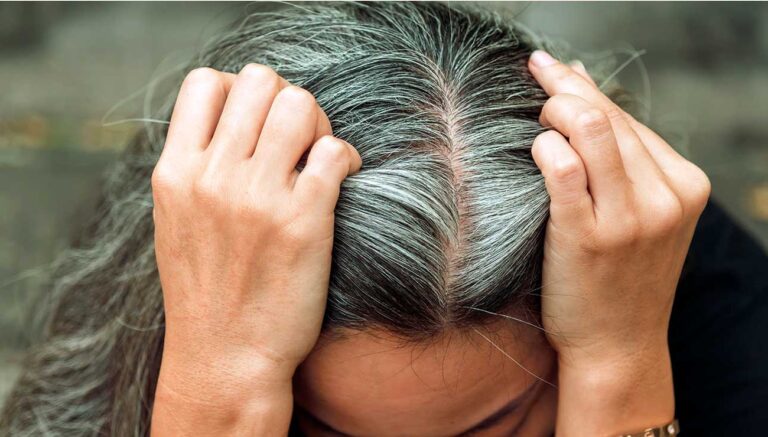 Un soin ayurvédique pour faire disparaître les cheveux blancs