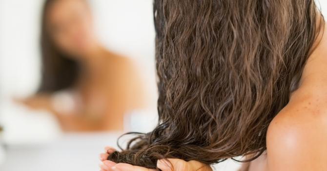Comment soigner ses cheveux avec les huiles essentielles