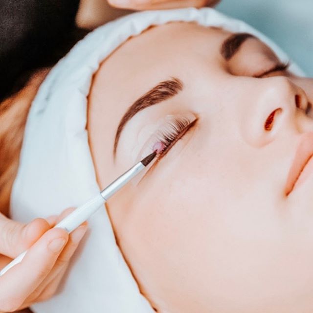 Le rehaussement de cils, la technique pour une courbure parfaite