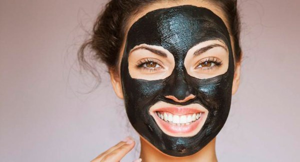 MASQUE AU CHARBON : POURQUOI CÉDER À CETTE TENDANCE CONTRE LES IMPERFECTIONS ?