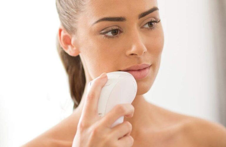 Maillot, visage, aisselles : l’épilation à lumière pulsée est-elle adaptée aux zones sensibles ?