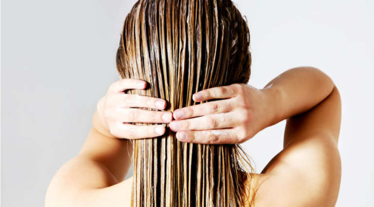 Le bain d’huile, un rituel puissant pour nourrir et réparer les cheveux secs