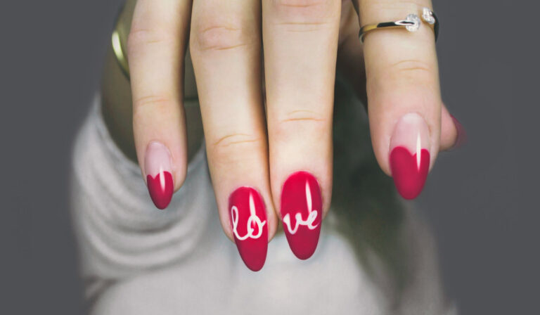 4 produits parfaits pour se mettre des faux ongles