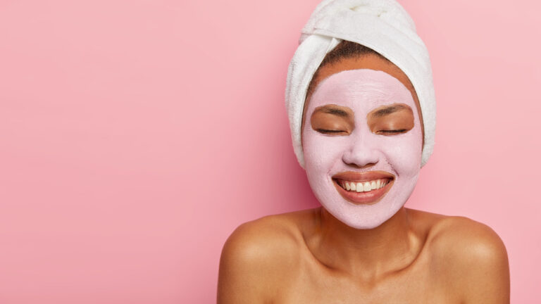 Masque peau grasse : l’allié pour réguler l’excès de sébum