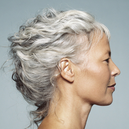 Cheveux blancs : quelle coloration et quels soins  ?
