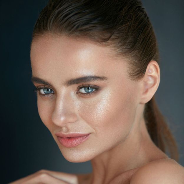 Comment se maquiller sur peau bronzée sans faire too much ?