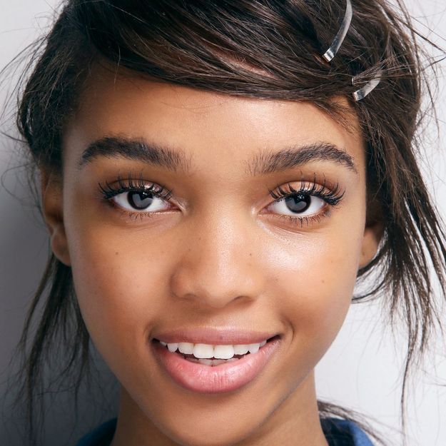Elle teste l’huile de ricin pour faire pousser ses sourcils, voici ce qu’il se passe