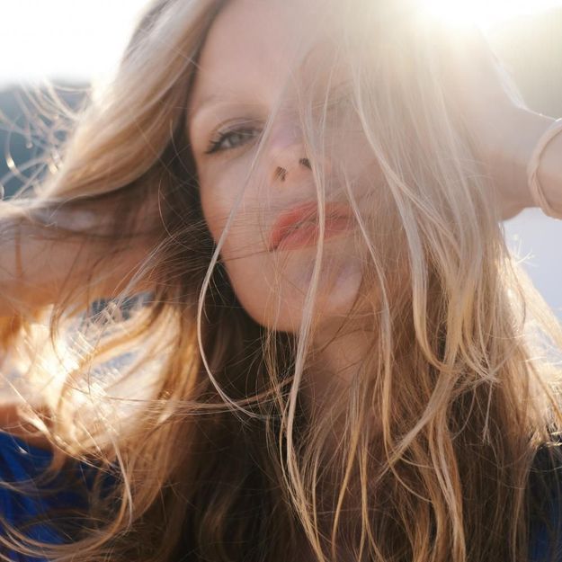 L’exfoliation du cuir chevelu, une étape essentielle pour des cheveux superbes