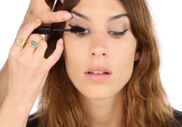 Maquillage sixties : le tuto vidéo d’Alexa Chung