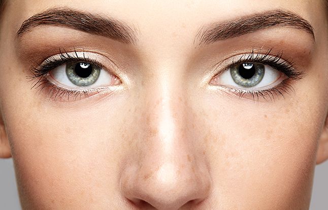 Faites disparaître les cernes et les poches sous vos yeux