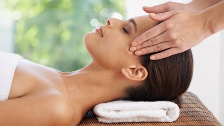 Quatre massages liftants et anti-âge du visage
