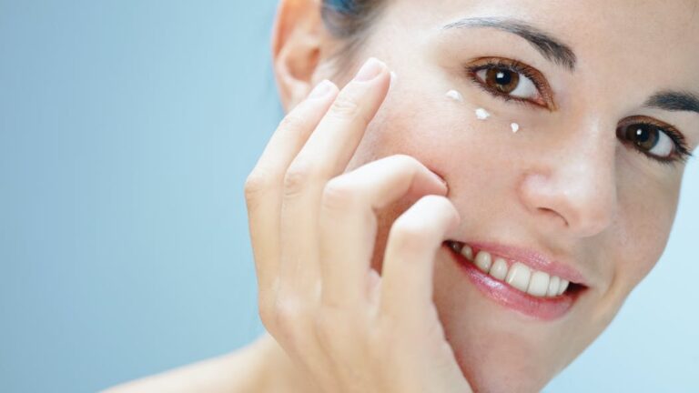 Quels soins choisir pour prévenir les rides autour des yeux  ?