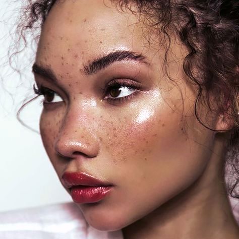 Les meilleurs highlighters pour illuminer le visage