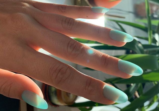 Les ongles translucides  , la nouvelle tendance beauté qui affole Instagram
