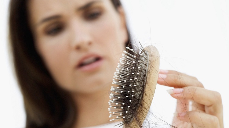 Chute des cheveux: On vous dit tout sur la cause et les remèdes!