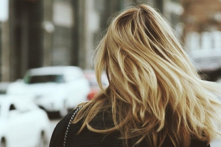 Comment éclaircir ses cheveux avec de l’eau oxygénée sans risque ?