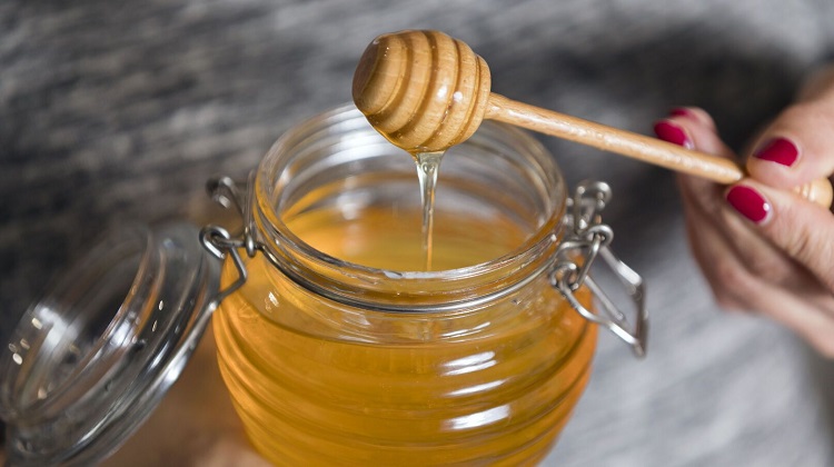 Les bienfaits du miel : voici comment utiliser cet allié beauté naturel