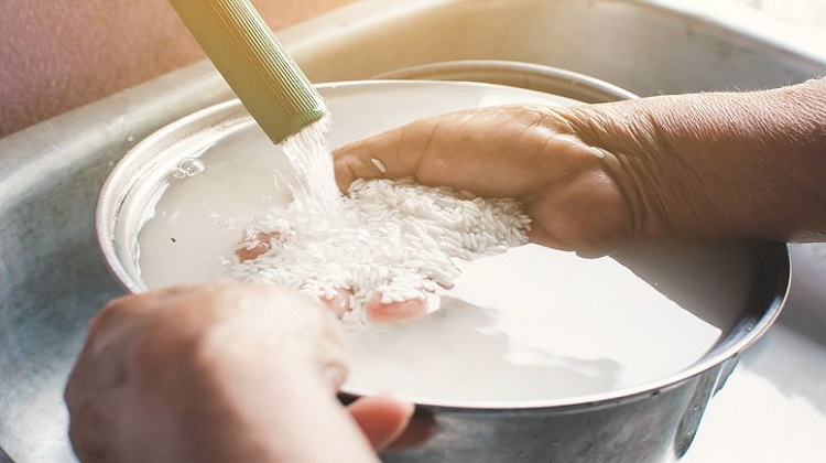 Faire pousser les cheveux, lutter contre l’acné : voici tous les bienfaits de l’eau cuisson de votre riz !